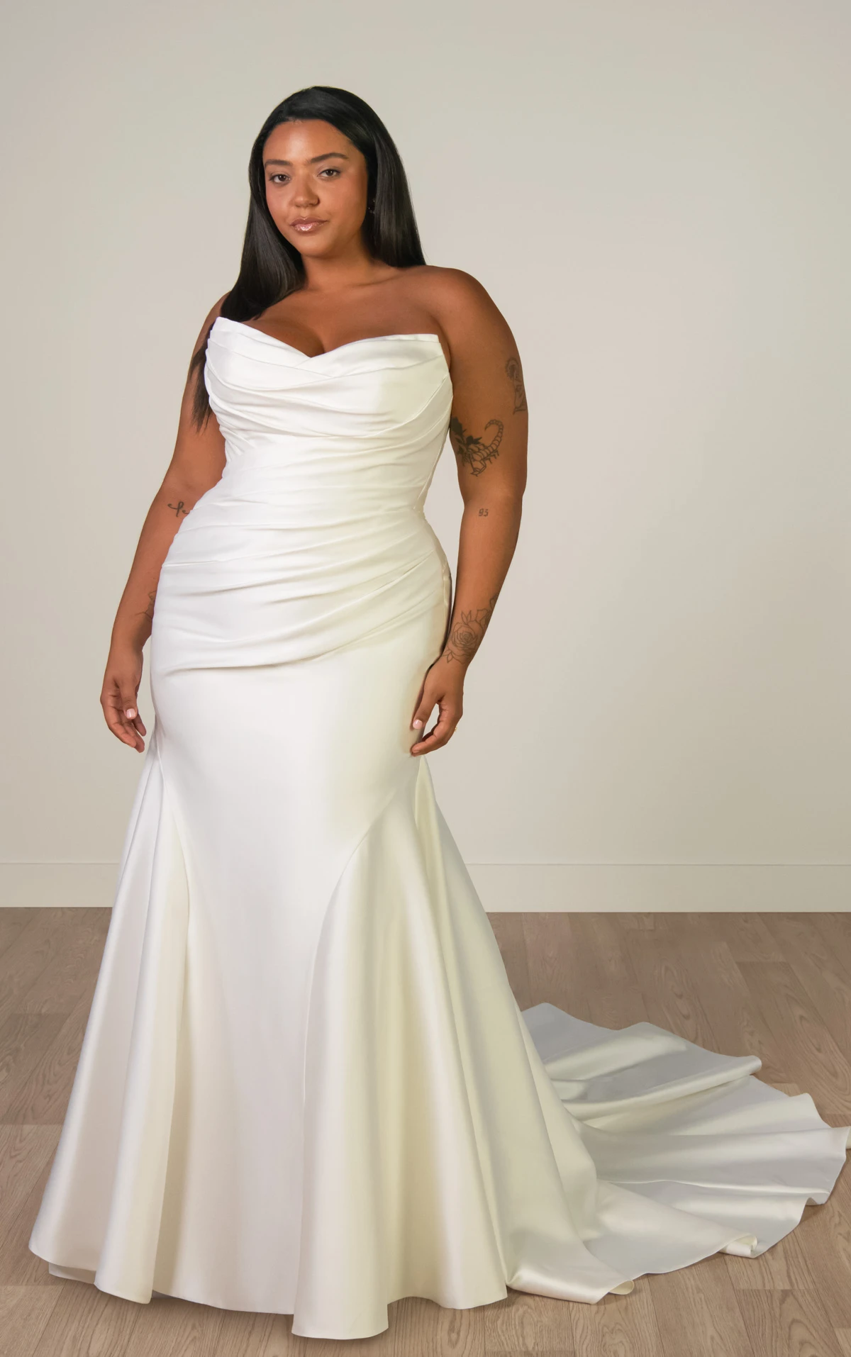 sy8346+ Trägerloses Fit-and-Flare-Brautkleid in Übergröße aus Mikado mit gerafftem Oberteil  by Stella York
