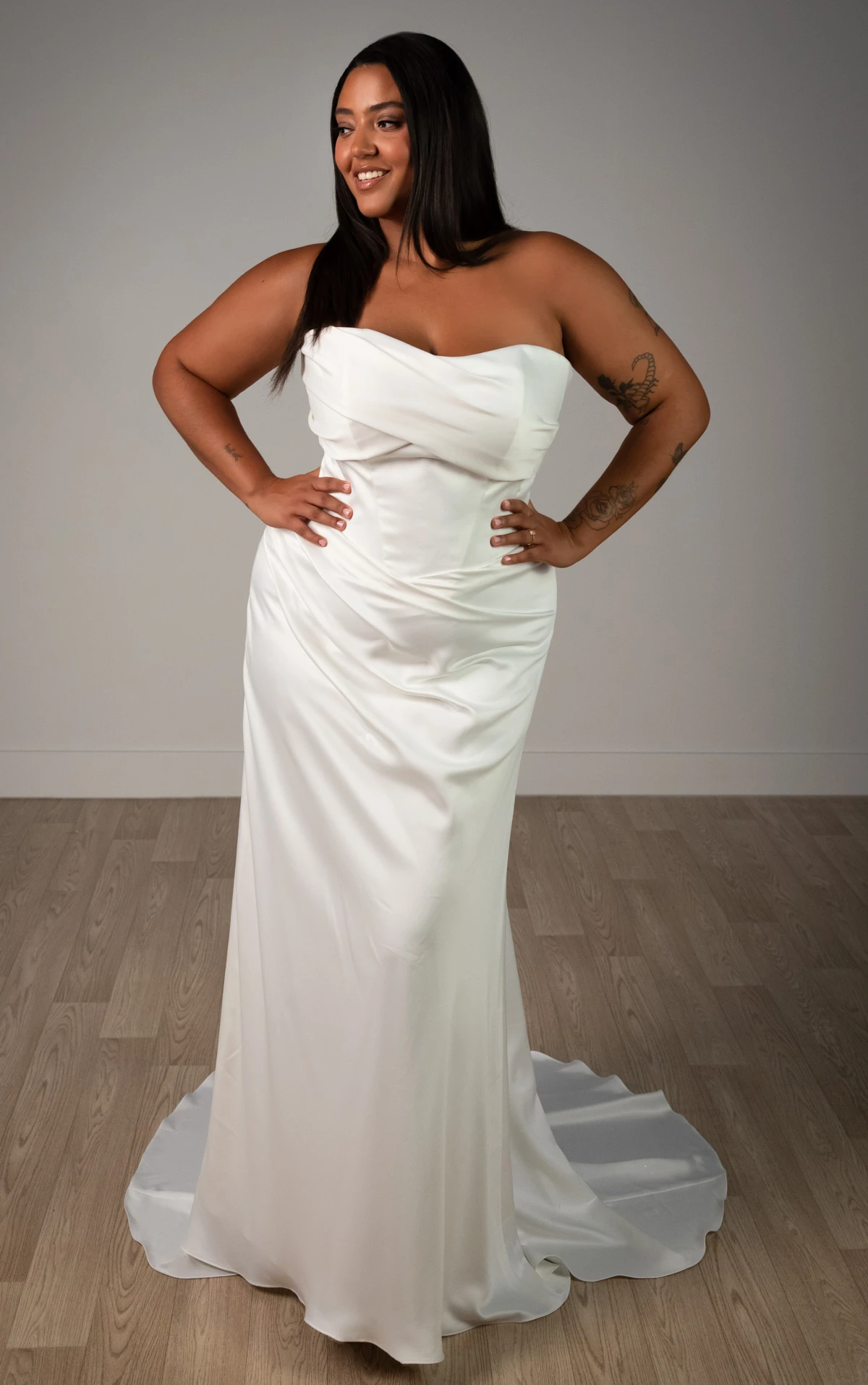 Brautkleid in Übergröße: Skulpturale Säulen-Silhouette aus weichem Satin mit schulterfreiem Ausschnitt, SY8347+, byStella York