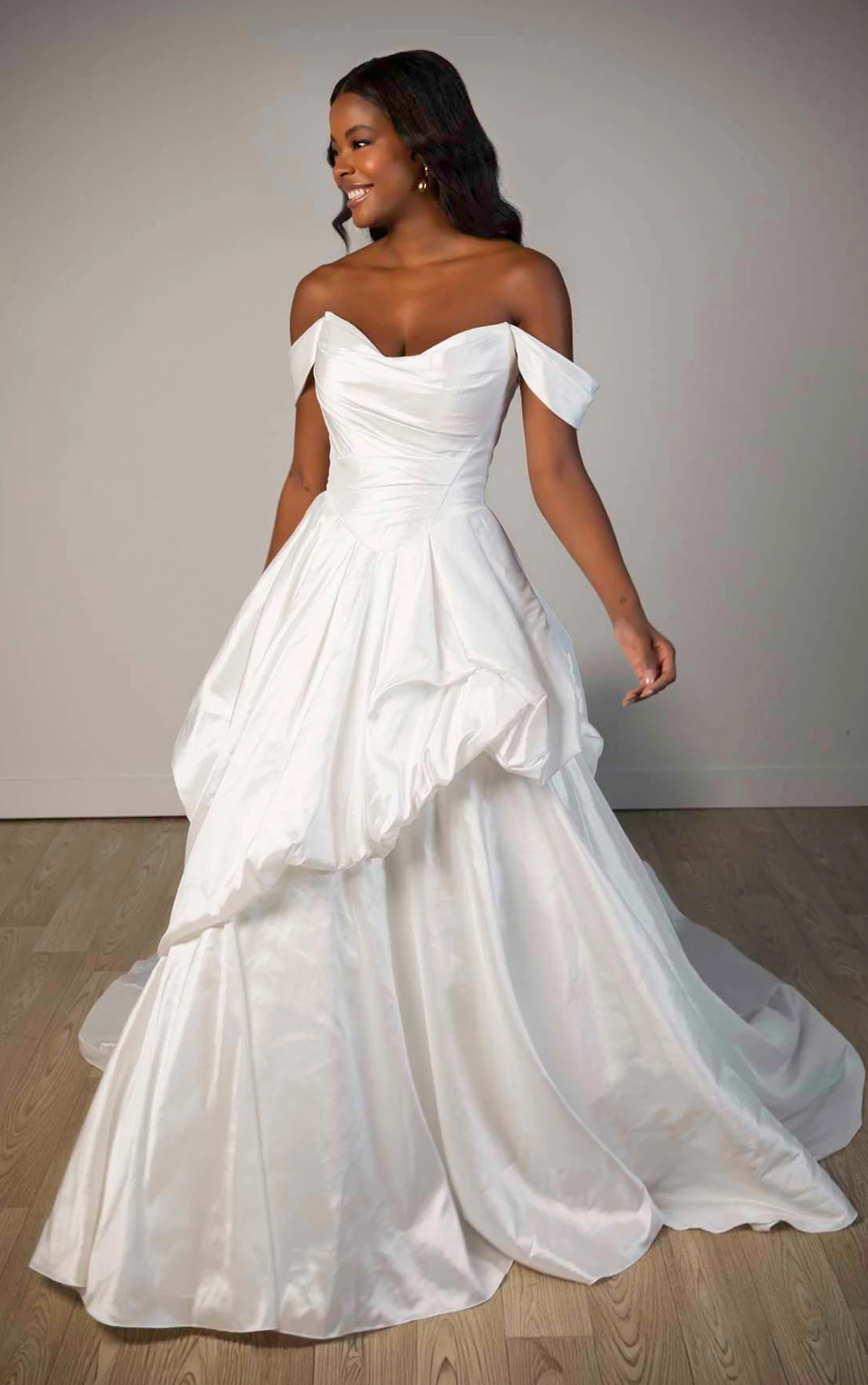 Schulterfreies Ball-Brautkleid aus schimmerndem Organza mit gerafftem Oberteil und Volants, SY8309, byStella York