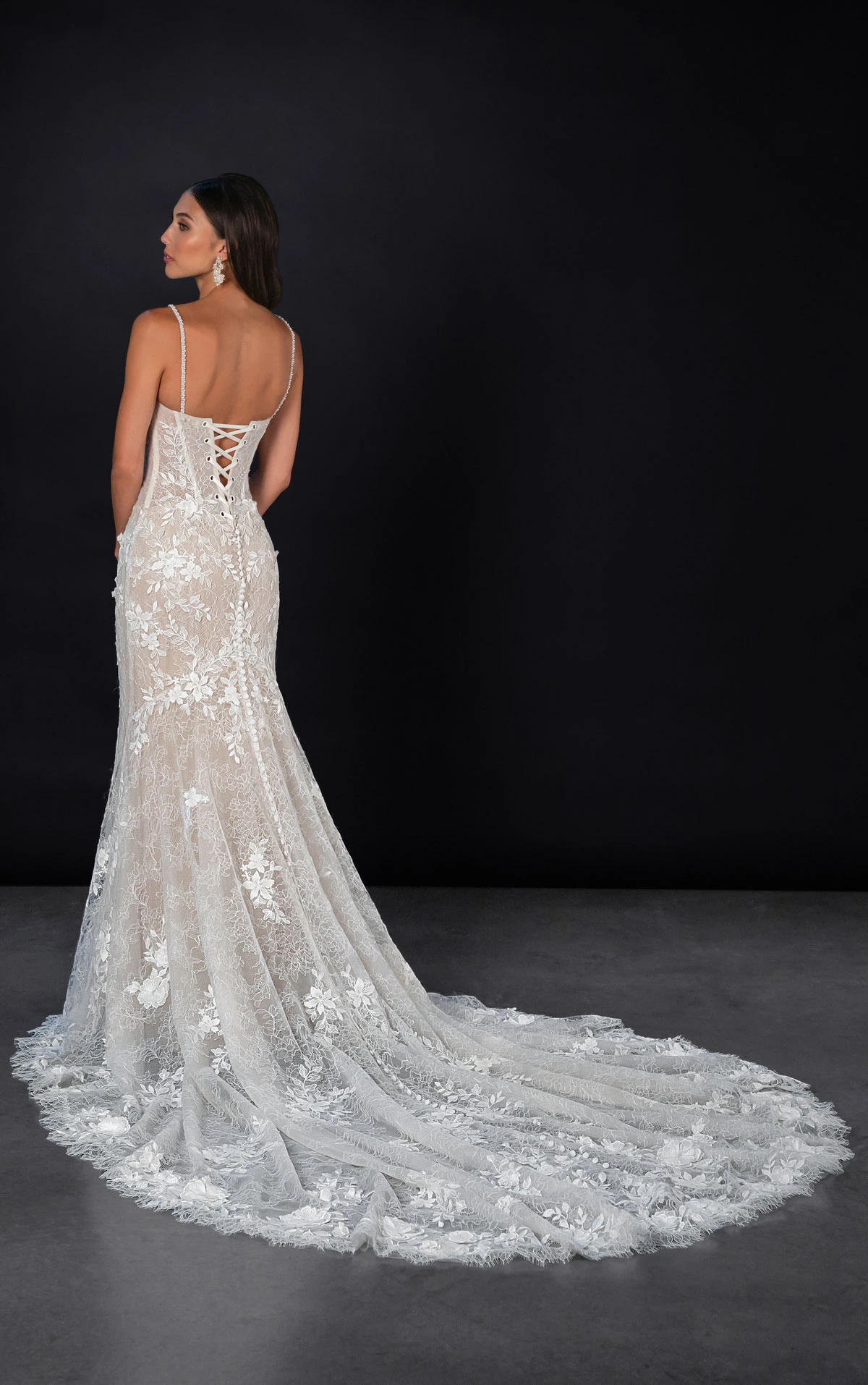 1854 Fit-and-Flare-Brautkleid aus romantischer Spitze und Tüll mit 3D-Blumenverzierungen  by Martina Liana