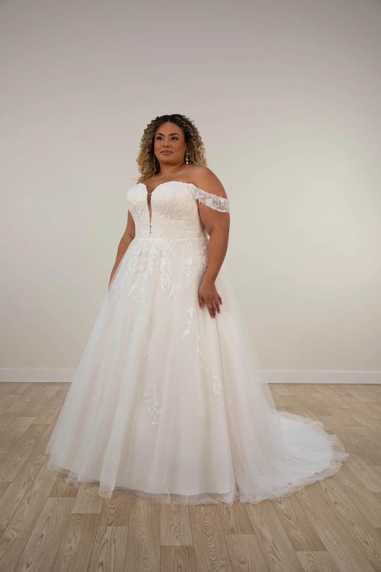 7849 Charmantes schulterfreies A-Linien Brautkleid aus Spitze und Tüll  by Stella York