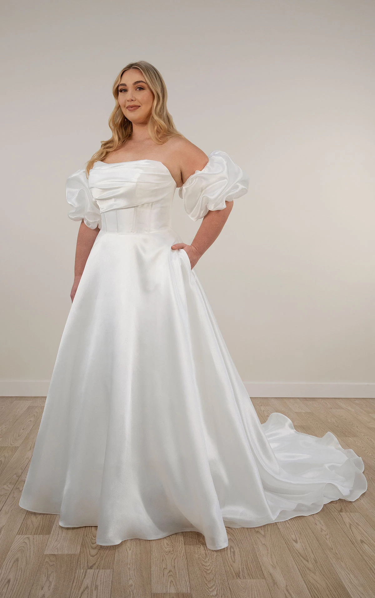 7940 Elegantes Ball-Brautkleid aus Organza mit Puffärmeln  by Stella York