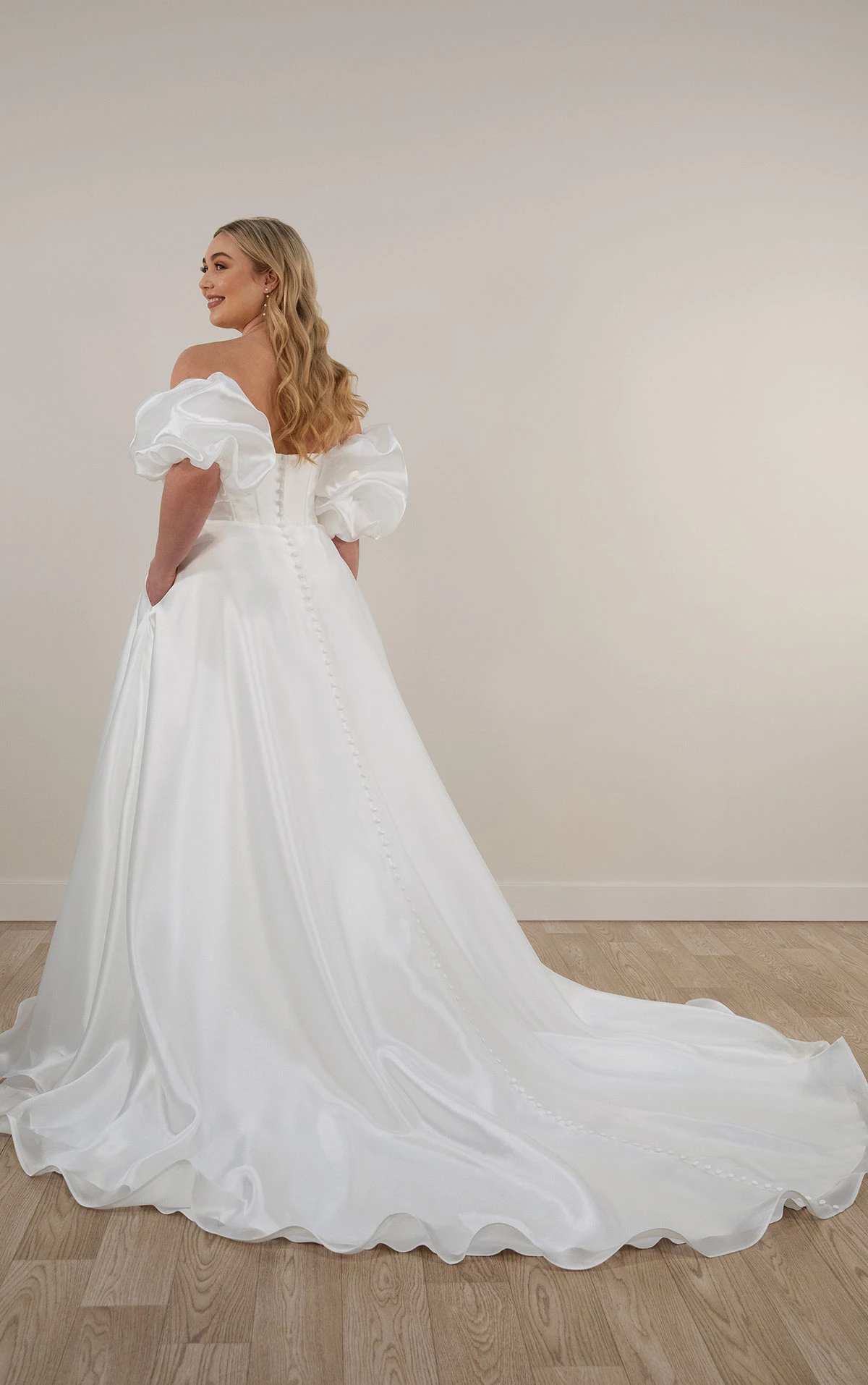 7940 Elegantes Ball-Brautkleid aus Organza mit Puffärmeln  by Stella York