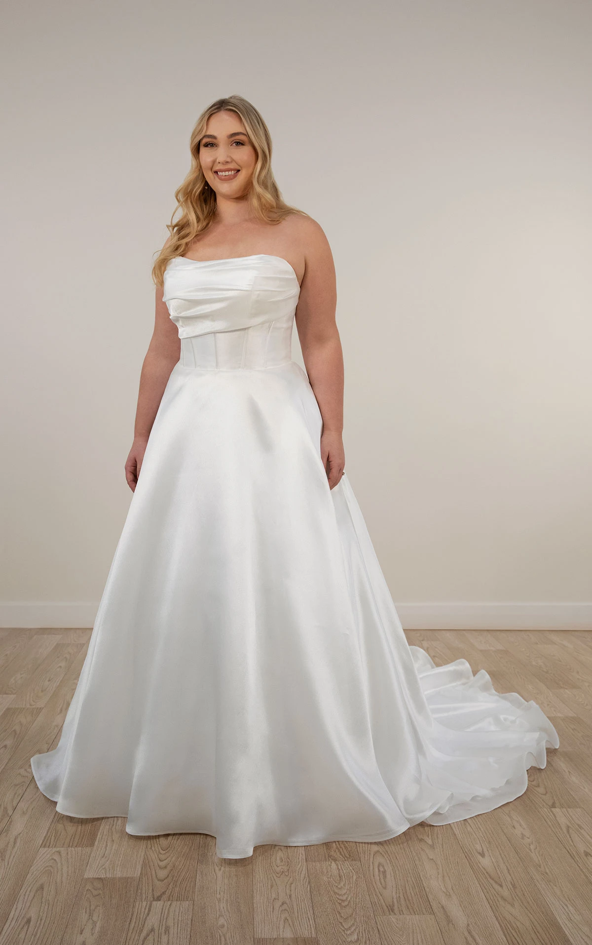 7940 Elegantes Ball-Brautkleid aus Organza mit Puffärmeln  by Stella York