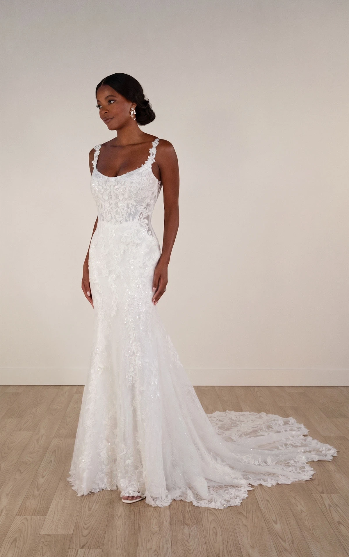 7941 Umwerfendes Fit-and-Flare Hochzeitskleid mit Rundhalsausschnitt und Spaghetti-Trägern  by Stella York
