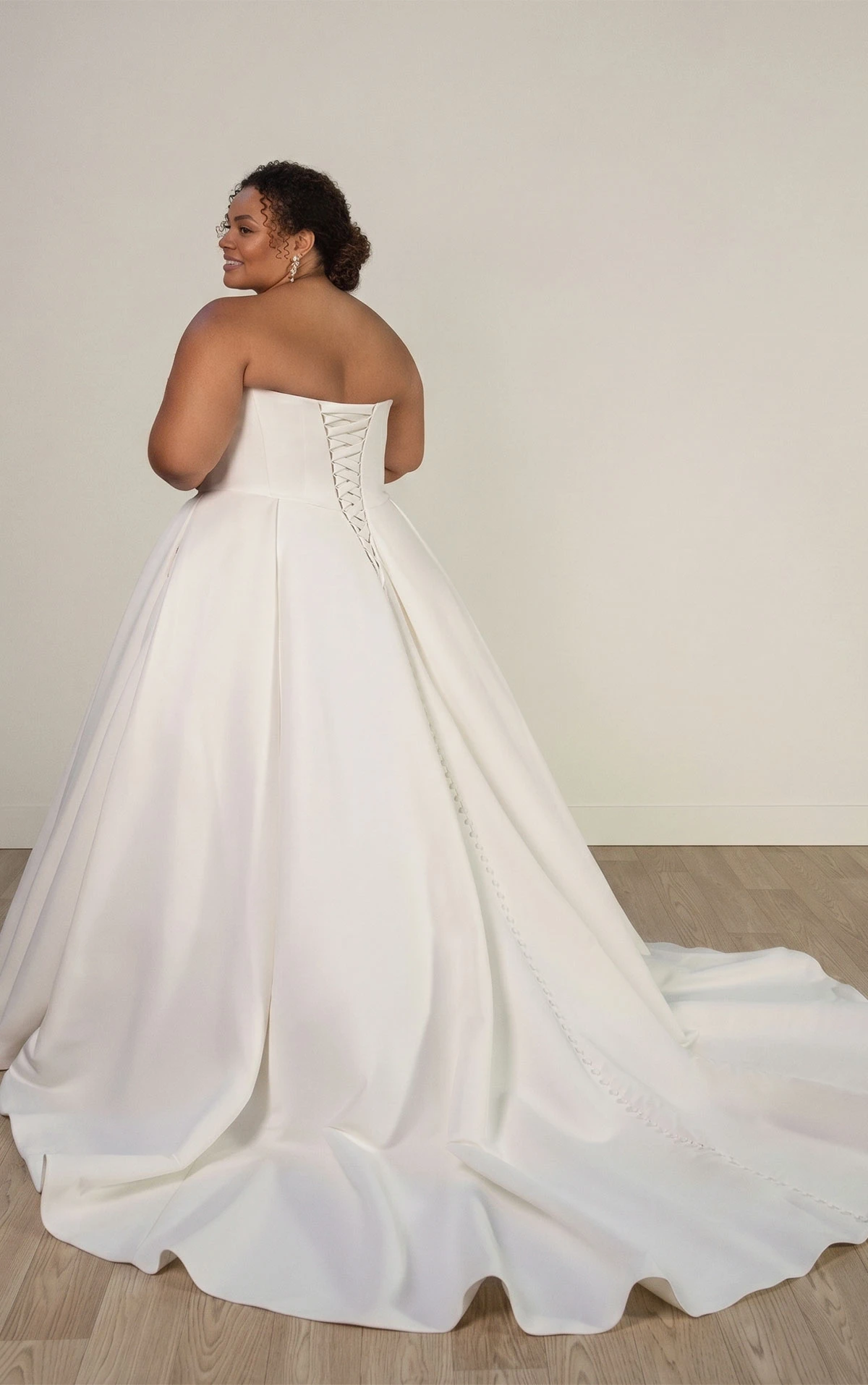 8033 Elegantes Ball-Brautkleid aus Satin mit herzförmigem Ausschnitt  by Stella York