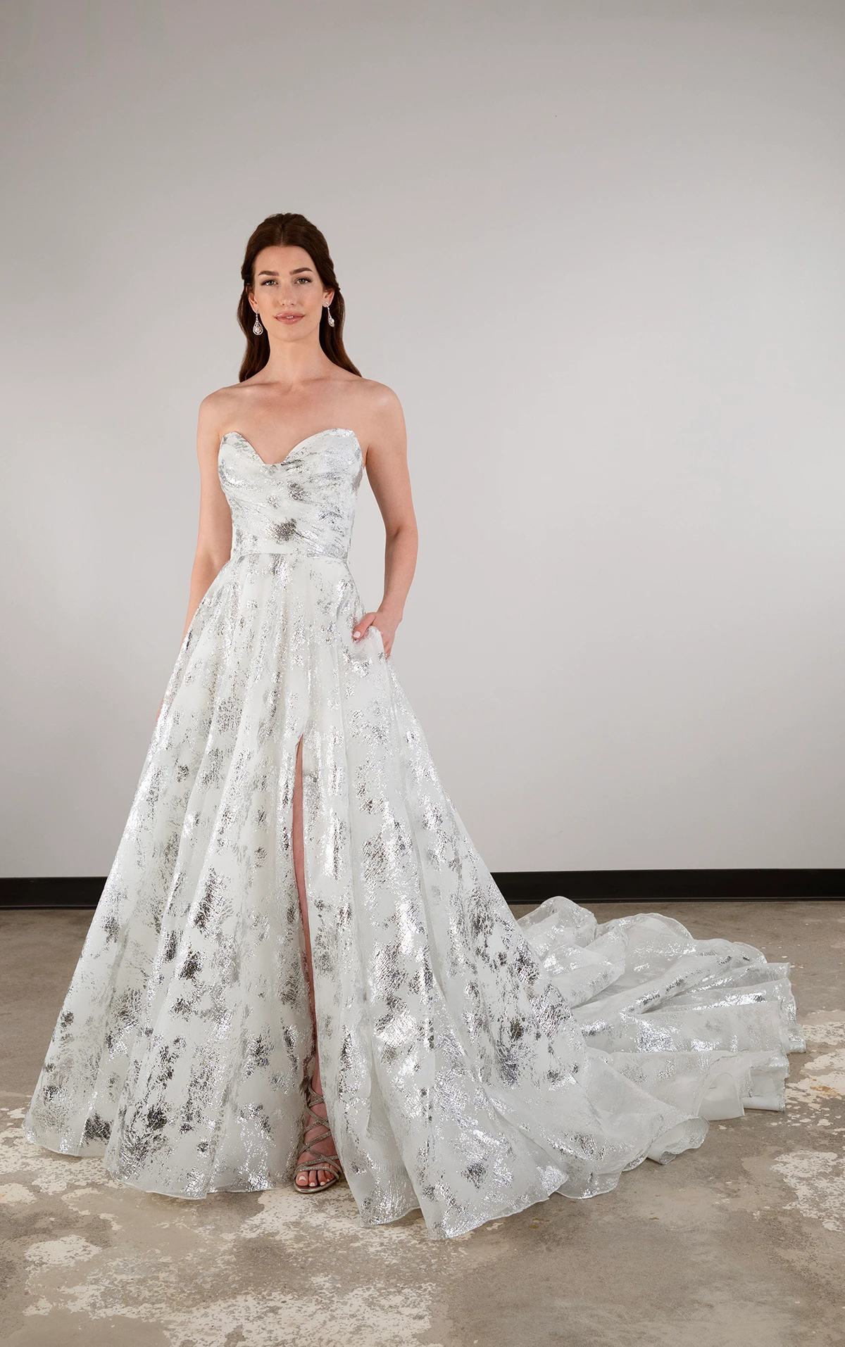 d3941 Modernes elegantes trägerloses Ball-Brautkleid mit Beinschlitz  by Essense of Australia