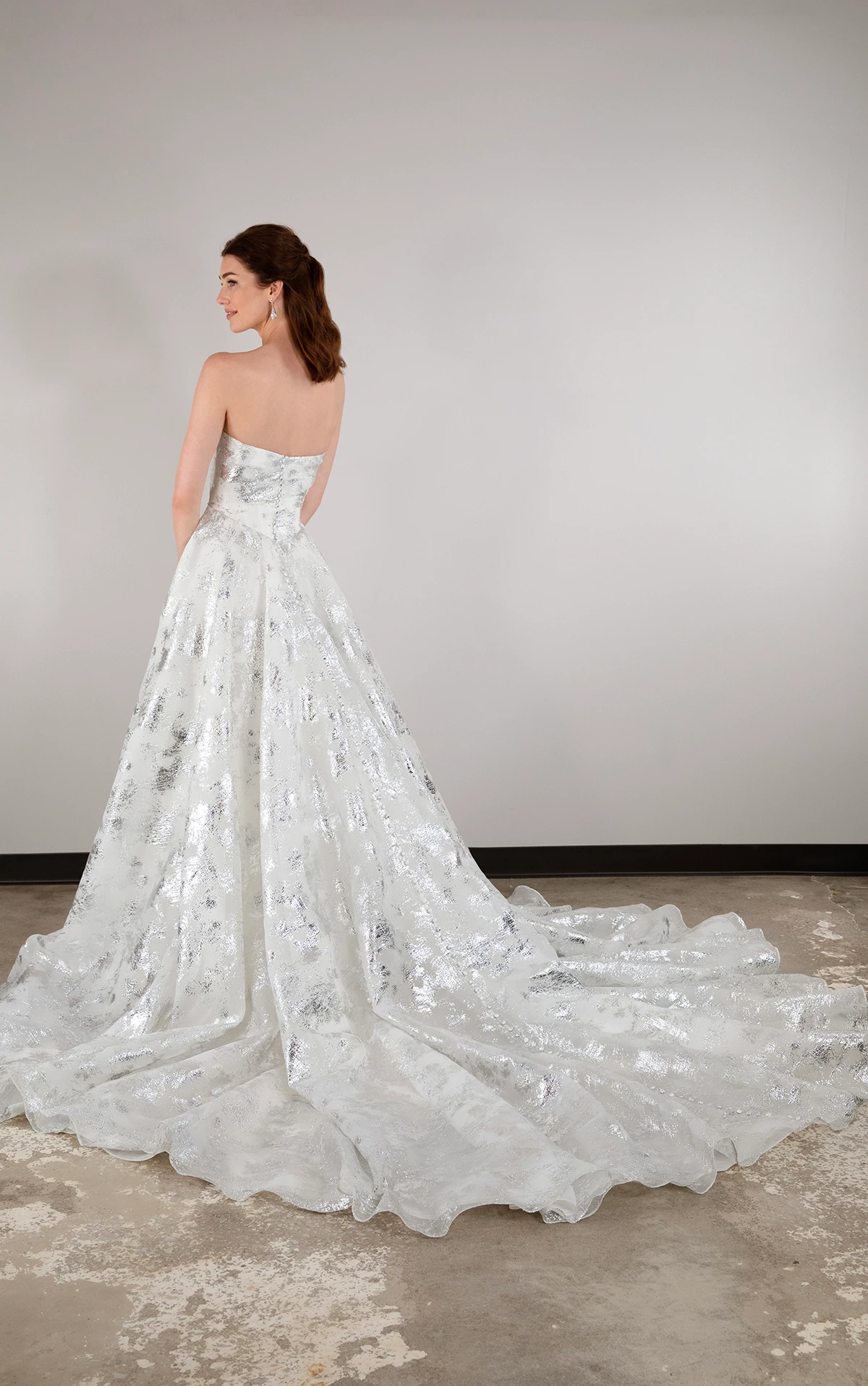 d3941 Modernes elegantes trägerloses Ball-Brautkleid mit Beinschlitz  by Essense of Australia
