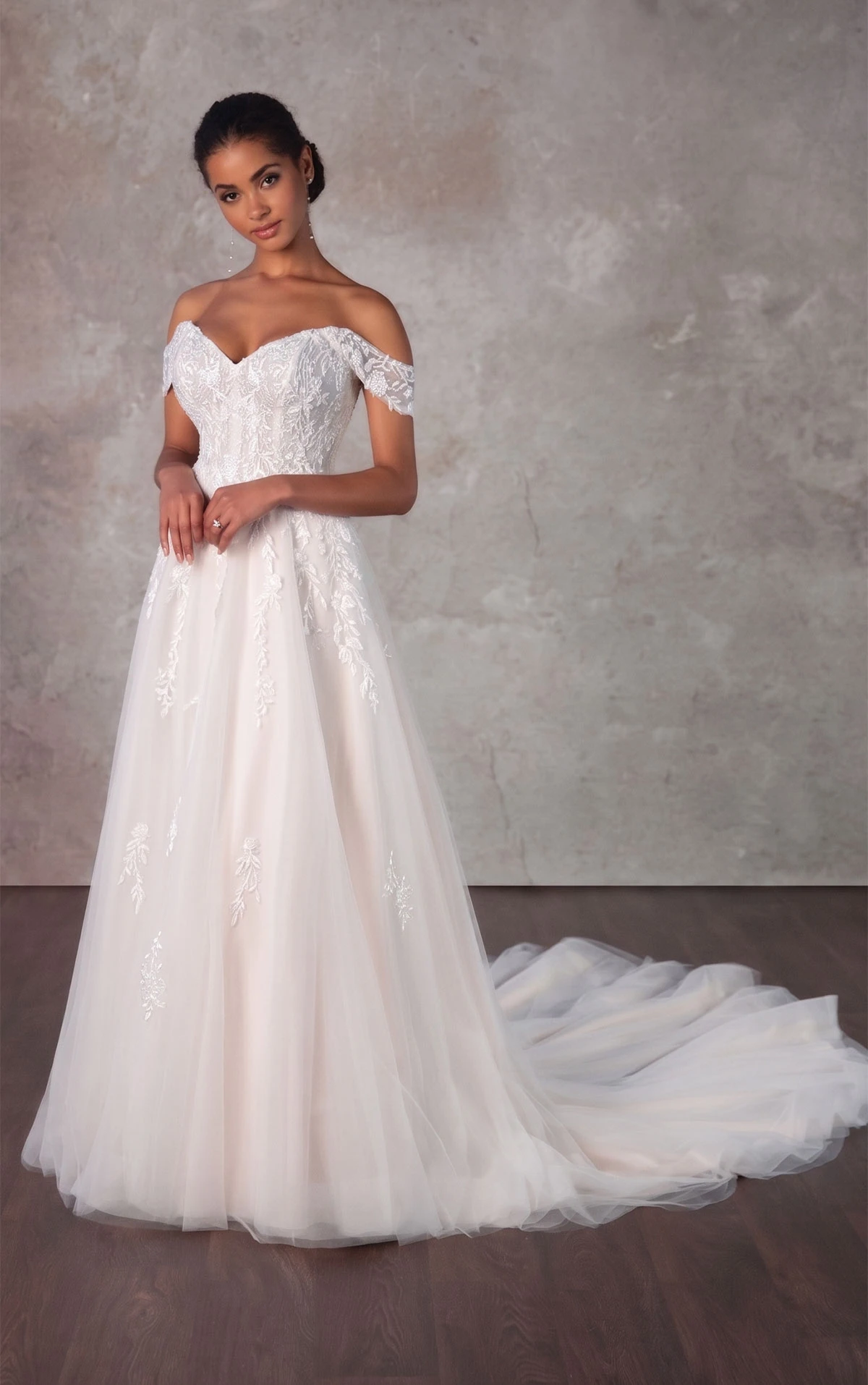 d4098 Bezauberndes schulterfreies A-Linien Brautkleid aus Spitze mit herzförmigem Ausschnitt by Essense of Australia