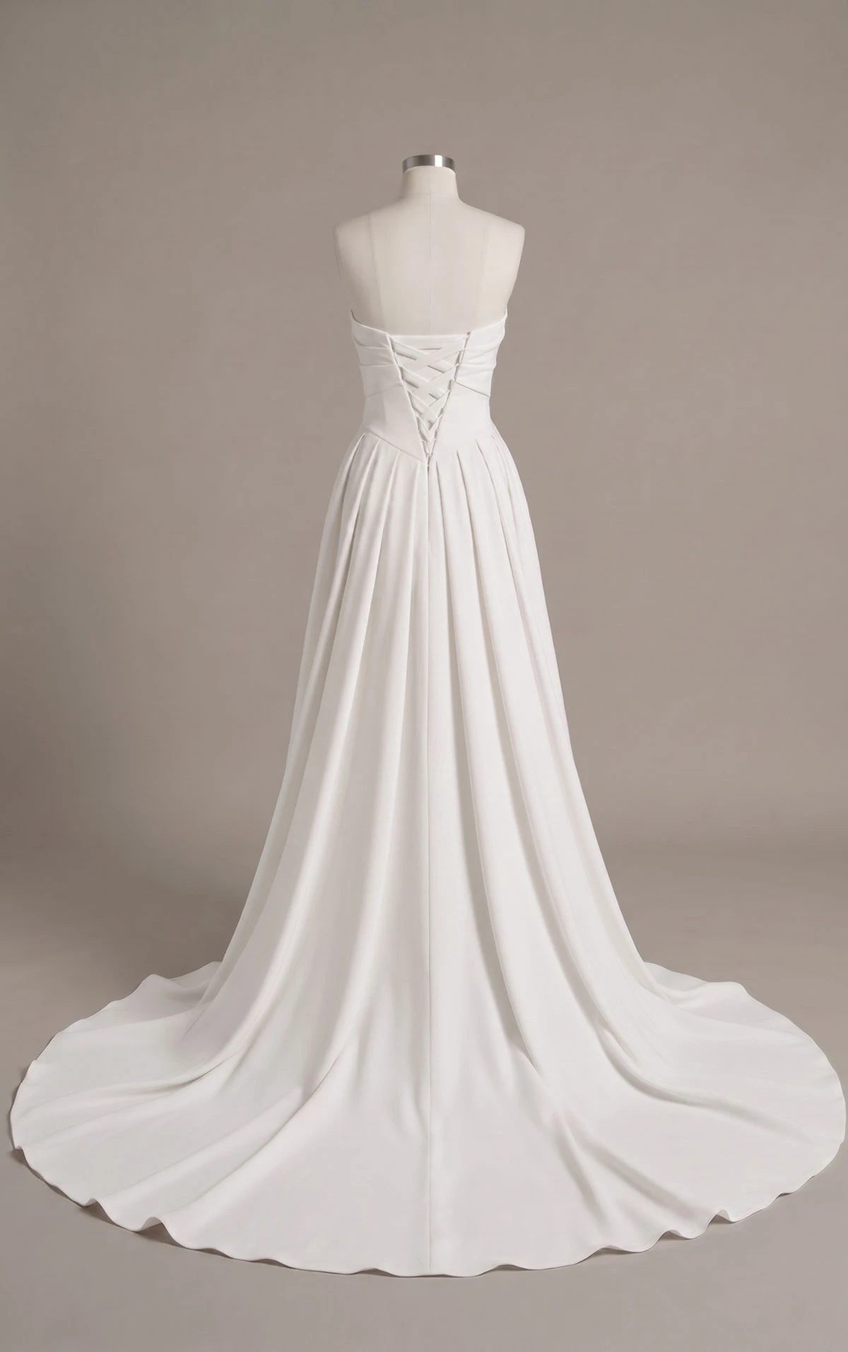 d4269 Elegantes, mattes Satin-Brautkleid in A-Linie mit drapiertem Oberteil und schmeichelnder Baskentaille  by Essense of Australia