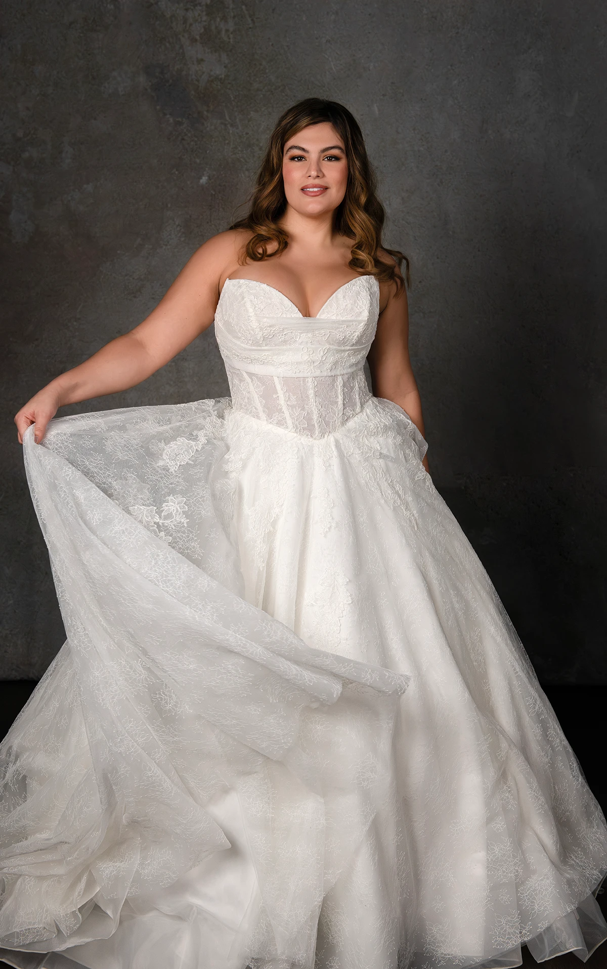 d4270 Elegantes trägerloses A-Linien-Brautkleid aus Chantilly-Spitze  by Essense of Australia