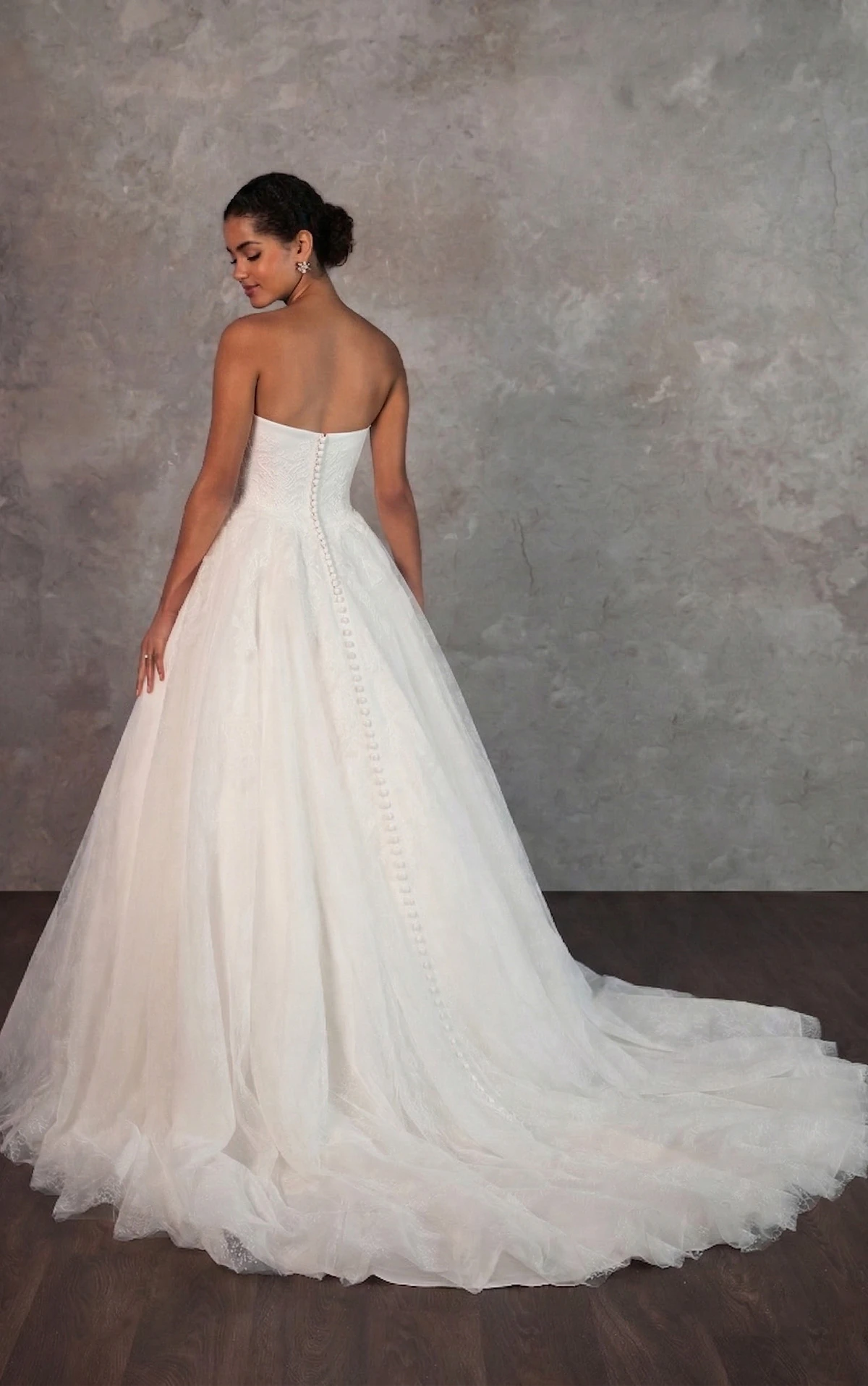 d4270 Elegantes trägerloses A-Linien-Brautkleid aus Chantilly-Spitze  by Essense of Australia