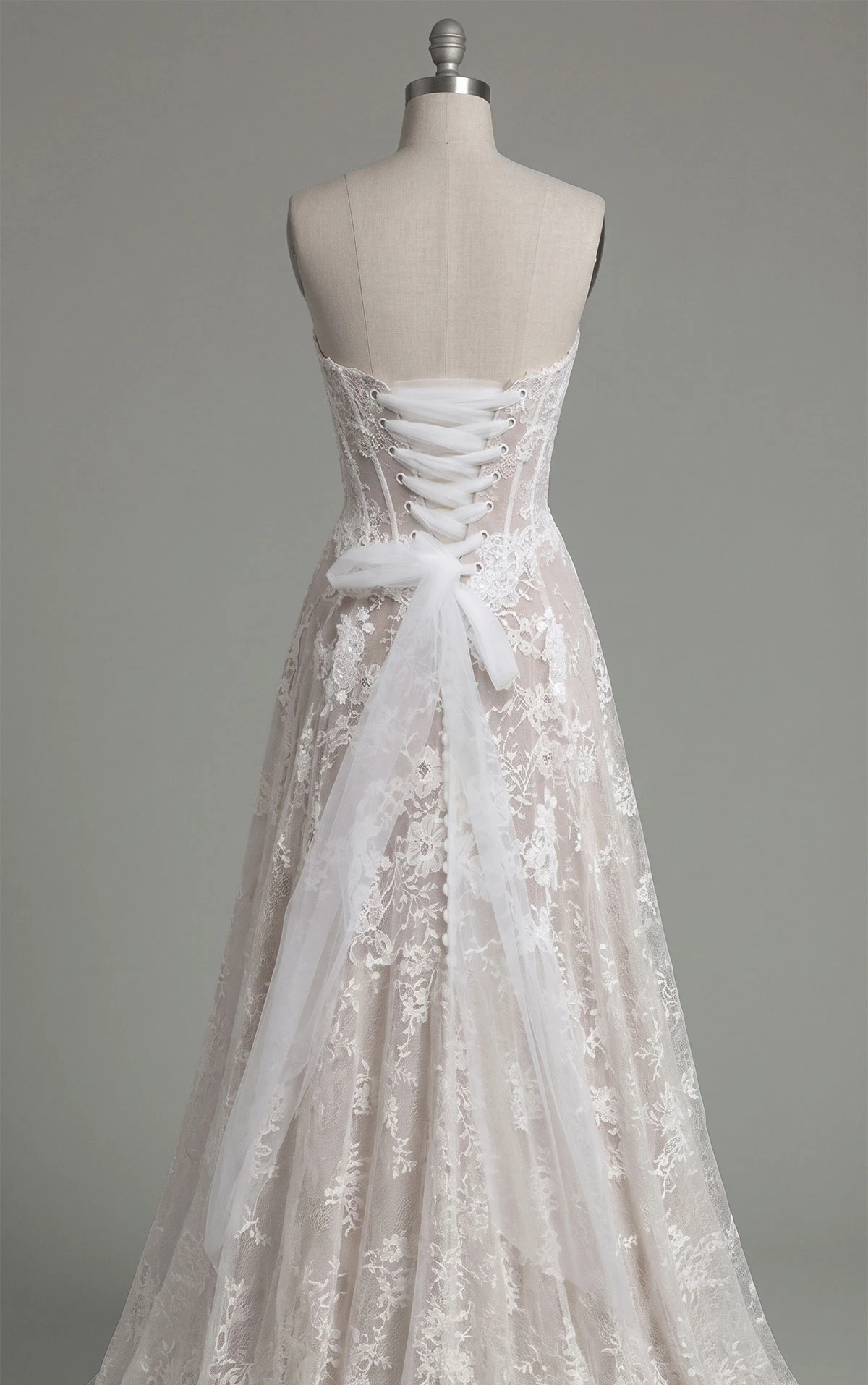 ml1954 A-Linien-Brautkleid aus Spitze mit trägerlosem Ausschnitt und abnehmbaren Ärmeln  by Martina Liana