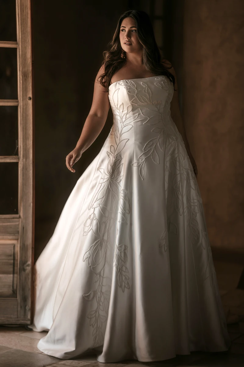 ml2062 Trägerloses A-Linien-Brautkleid aus Brushed Mikado mit großflächigen floralen Details  by Martina Liana