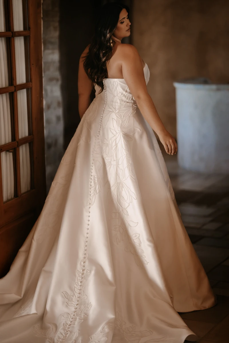 ml2062 Trägerloses A-Linien-Brautkleid aus Brushed Mikado mit großflächigen floralen Details  by Martina Liana