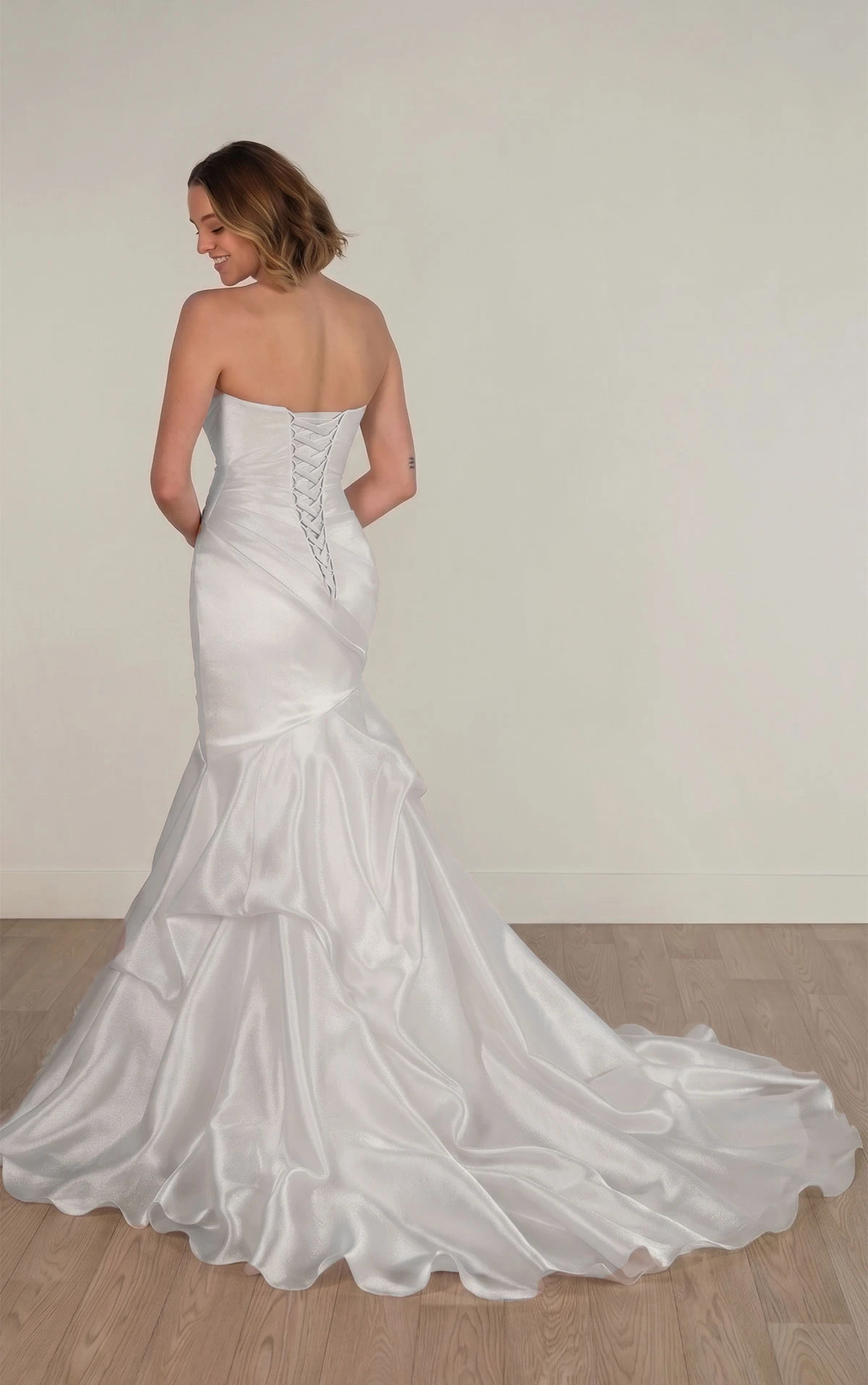 sy8123 Gerafftes Fit-and-Flare-Brautkleid mit Cat-Eye-Ausschnitt by Stella York