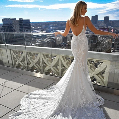 Bride wearing sexy 3d lace wedding dress with v-neck