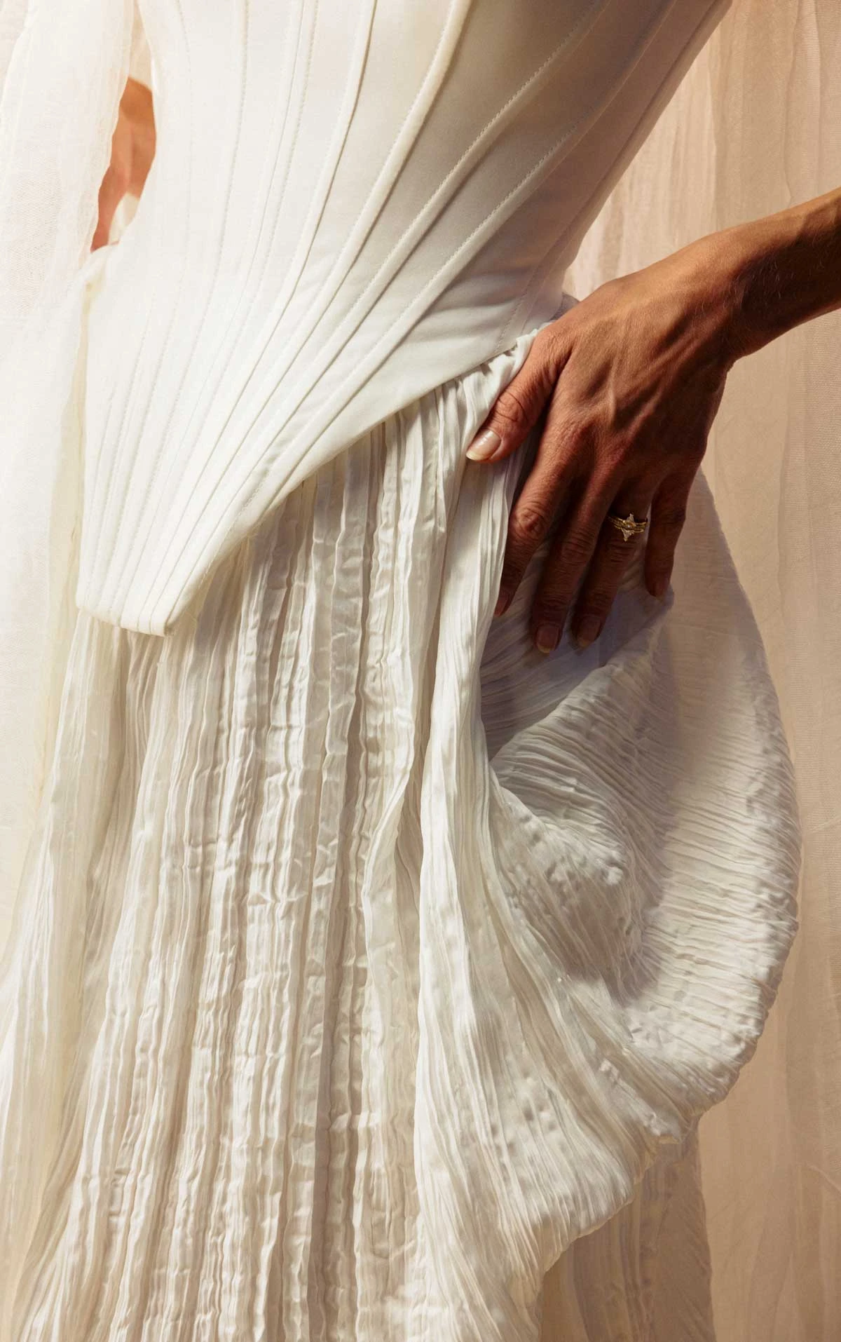 oakley Trägerloses Brautkleid mit Baskentaille und drapiertem A-Linien-Rock aus Taft  by All Who Wander