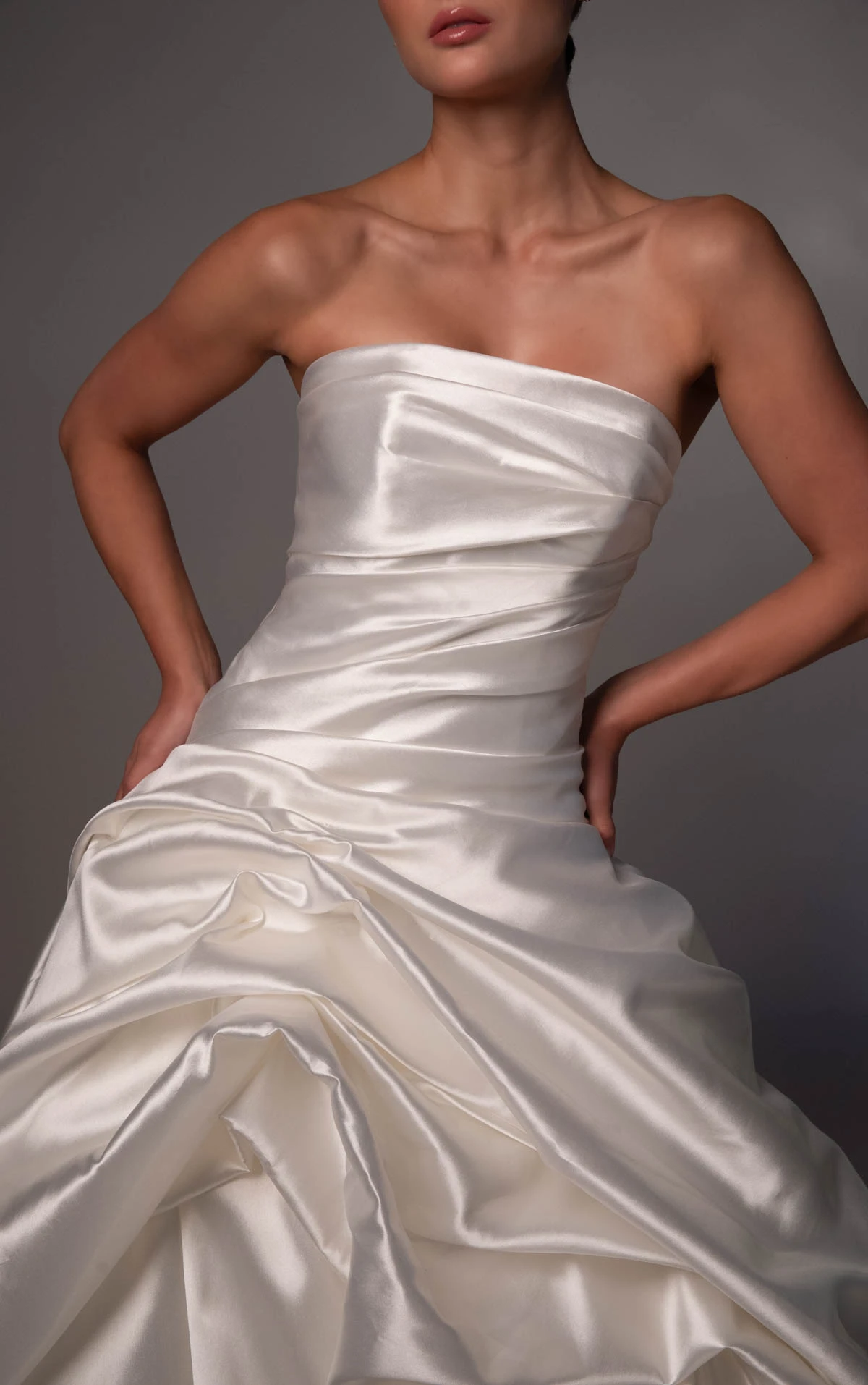 le1507 Drapiertes A-Linien-Brautkleid aus Satin mit trägerlosem Ausschnitt und skulpturalen Pickup-Details  by Martina Liana Luxe