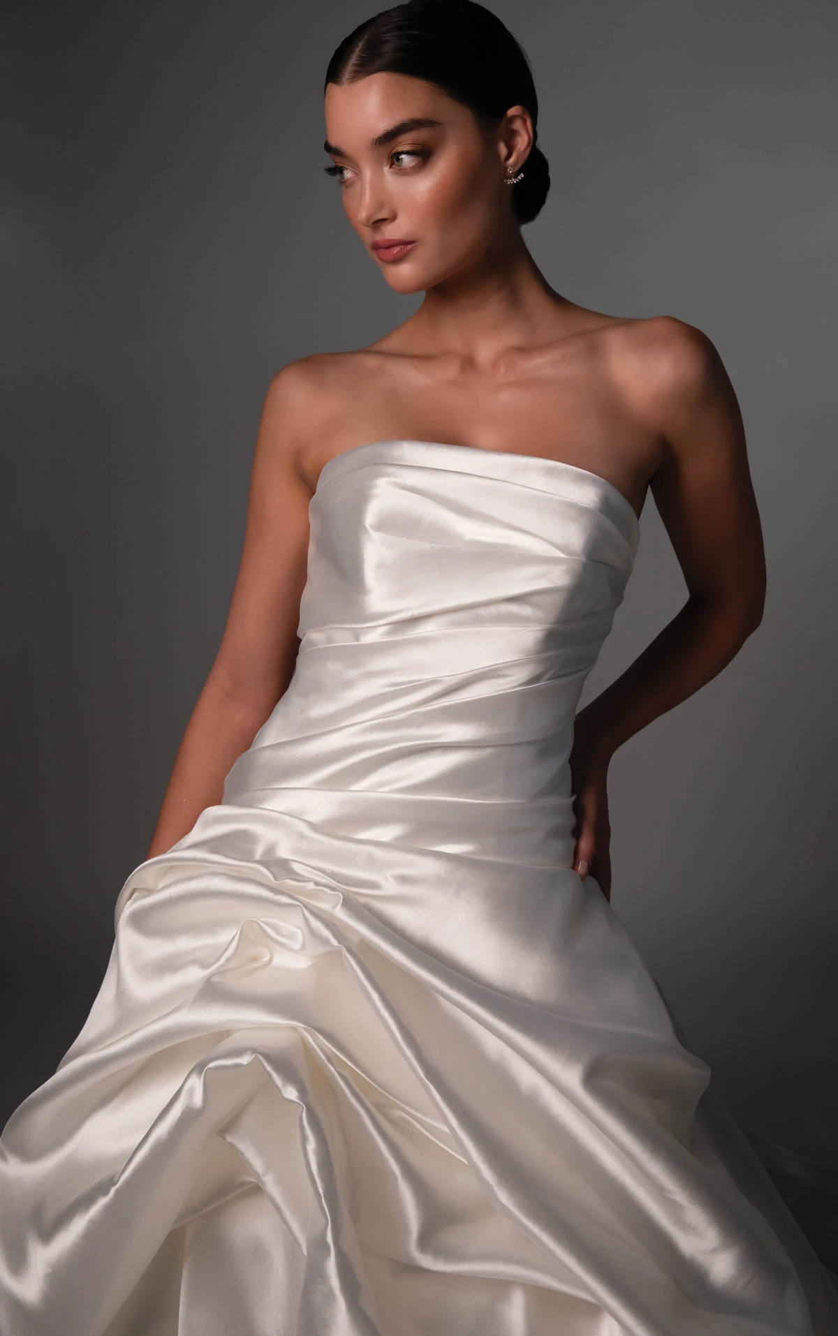 le1507 Drapiertes A-Linien-Brautkleid aus Satin mit trägerlosem Ausschnitt und skulpturalen Pickup-Details  by Martina Liana Luxe