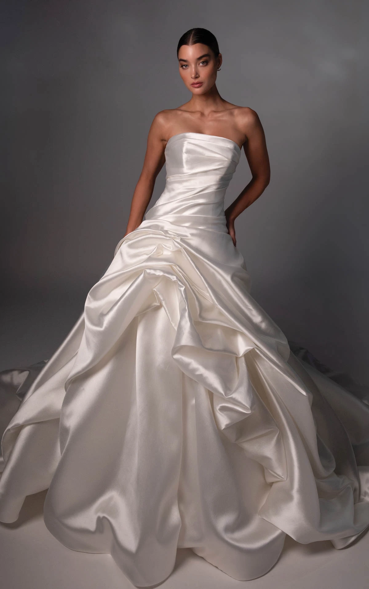le1507 Drapiertes A-Linien-Brautkleid aus Satin mit trägerlosem Ausschnitt und skulpturalen Pickup-Details  by Martina Liana Luxe