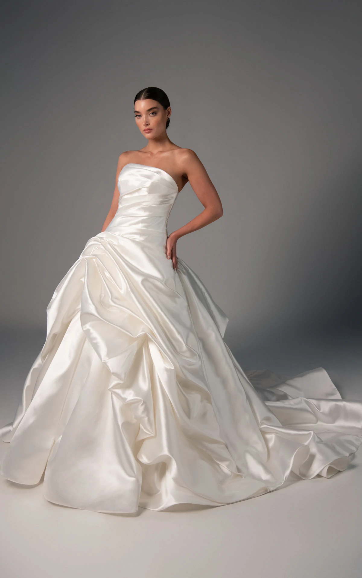 le1507 Drapiertes A-Linien-Brautkleid aus Satin mit trägerlosem Ausschnitt und skulpturalen Pickup-Details  by Martina Liana Luxe