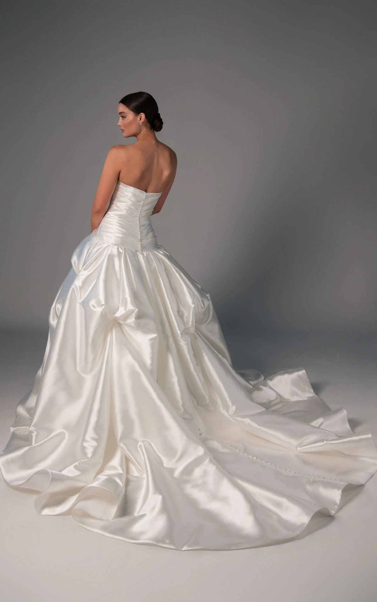 le1507 Drapiertes A-Linien-Brautkleid aus Satin mit trägerlosem Ausschnitt und skulpturalen Pickup-Details  by Martina Liana Luxe